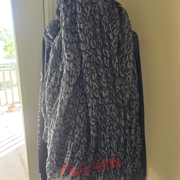 Like New Louis Vuitton Scarf Shawl - Picture 4 of 7